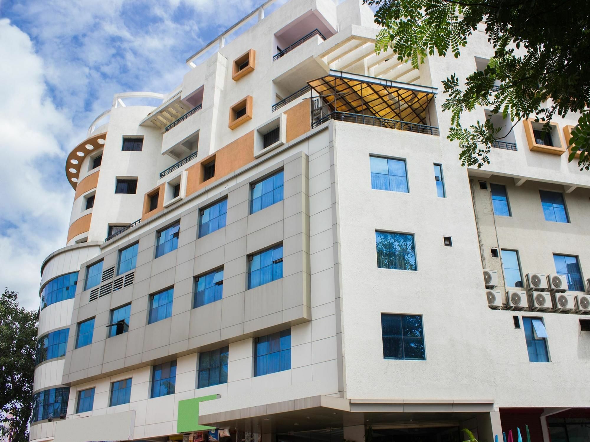 Treebo Trend Orient Grand Hotel Nagpur Buitenkant foto